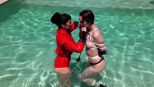Video : Tropical Pool Slave