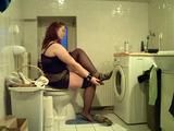 Sandra rasiert die Beine