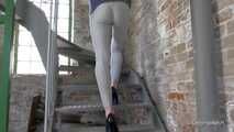 Graue Leggings im Turm