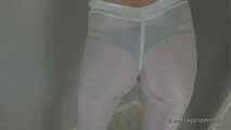 Cameltoe und schwarze Handschuhe