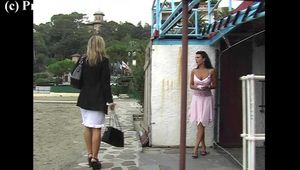 016174 Eve Pees By The Closed Beach Toilet