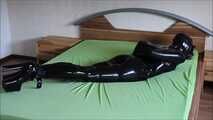 Gefesselte Gummipuppe zum Orgasmus gebracht