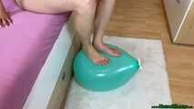 ballon inflating and stretching and releasing the air [NonPop]