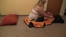 Miri entkommt gefesselt aus dem Schlafsack