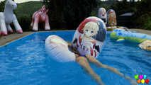 905 Marilyn genießt es, Pooltoys zu entleeren! 