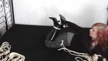 Lucy auf dem bett in einem hogtie 2/2