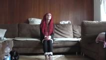 Angi mit Seilen zu Hause gefesselt 1/2