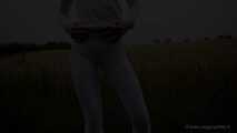 Strapse unter weißer Leggings
