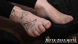  Melissa takes off the shoes for you