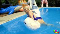 905 Marilyn genießt es, Pooltoys zu entleeren! 