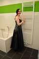 Gefesselt im langen Lack Ballkleid (Archiv)