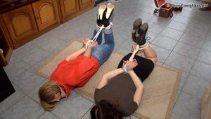 Gast Celine und Gast Romy - Hogtied auf dem Boden