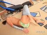 Gina Russel - mit silbernem Klebeband Hogtie 01