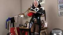 Eva, die geile Strumpfhosennonne (Video update)