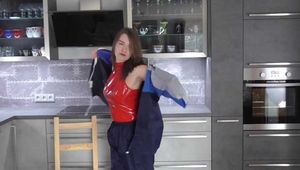 Miss J mit Kabelbindern gefesselt und streng geknebelt in einem Regenanzug verpackt (erste Storyvideo)