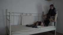 Ayu mit Seilen ans Bett gefesselt 1/2