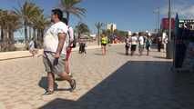 Dresscode in Public: Unten Ohne am public Strand