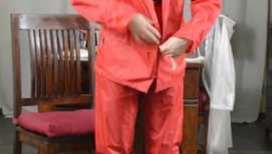  Selfbondage im Regenanzug und transparentem Regenmantel (Bilder aus dem Video, niedrige Qualität)