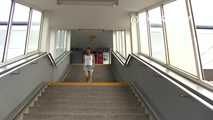 068005 Ling Pees On The Station Platform