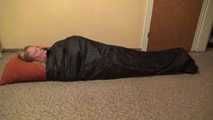 Miri entkommt gefesselt aus dem Schlafsack