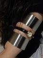 Ranias Oberarme werden mit breiten engen Metallringen schön zusammen gequetscht.