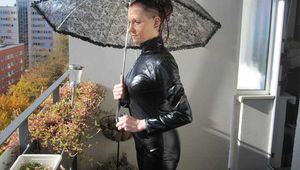 Exklusivbilder im Lackimitat-Catsuit 