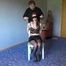 Shelli in Handschellen und geknebelt auf dem Stuhl 1/2