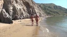 Nackte Strandwaderung Hand-in-Hand