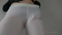 Cameltoe und schwarze Handschuhe