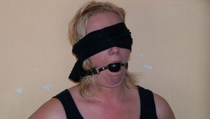 Gefesselt und geknebelt auf dem Stuhl