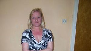 Miri an einen Stuhl gefesselt