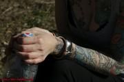 Im Februar in der Sonne liegen, natürlich in Handschellen.