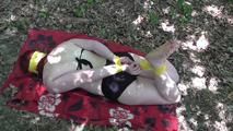 Aurora mit gelben Klebeband im hogtie 2/2