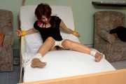 Nina A - Ans Bett gefesselt 2