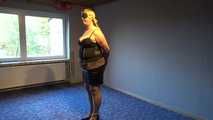 Sie ist eine Stunde in Ketten 1/6