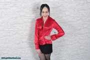 Glamour girl in Ketten und Handschellen