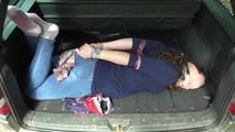 Lady X im hogtie mit Tüchern 2/2