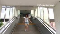 068005 Ling Pees On The Station Platform