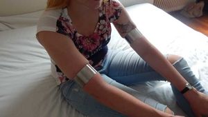 Breiter Metallring quetscht Janes weiche Oberarme ein