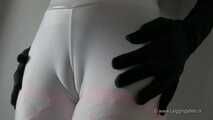 Cameltoe und schwarze Handschuhe