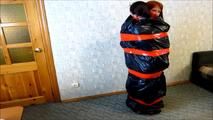 Liska und Miss Love in einem Müllsack verpackt (Video)