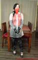 Selfbondage in PVC und Regenmantel
