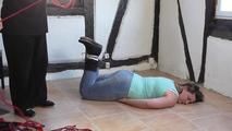 Sarah im hogtie gefesselt von Ginger 1/2
