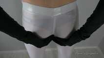 Cameltoe und schwarze Handschuhe