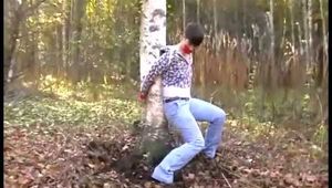 Affable - mysteriöse Bondageszene: Lust im Wald (video)