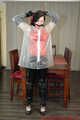 Selfbondage in PVC und Regenmantel