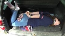 Lady X im hogtie mit Tüchern 2/2