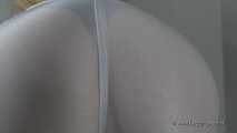Cameltoe und schwarze Handschuhe
