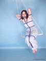 Affable - Swing-liebende Brünette in einem weißen Kleid wird geil