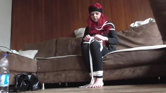 Angi mit Seilen zu Hause gefesselt 2/2